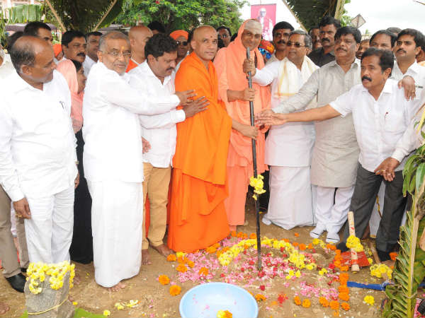 CM performs foundation ceremony for statue of Shri Rajendra seer in Mysuru