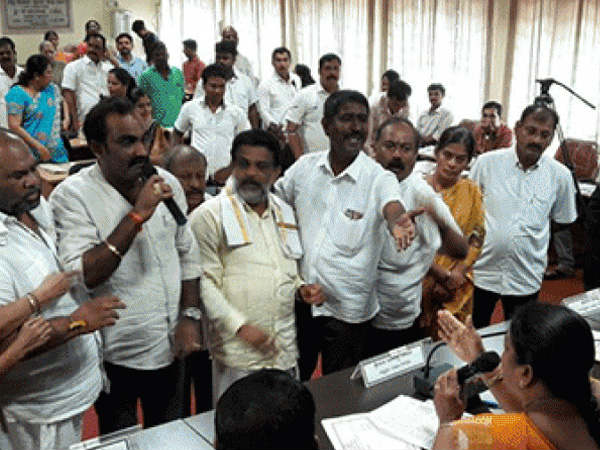 Chaos erupts at CMC meeting over removal of BJP’s Protest Pendal in Udupi