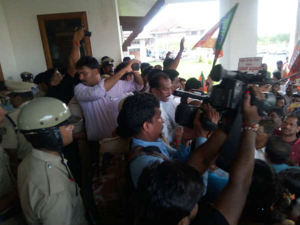 Chaos erupts at CMC meeting over removal of BJP’s Protest Pendal in Udupi