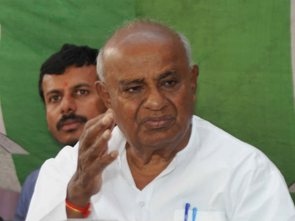 ಕುಮಾರ ಸ್ವಾಮಿ ಕಡೆಗೆ ಕೈ ತೋರಿಸಿದ ದೇವೇಗೌಡ 