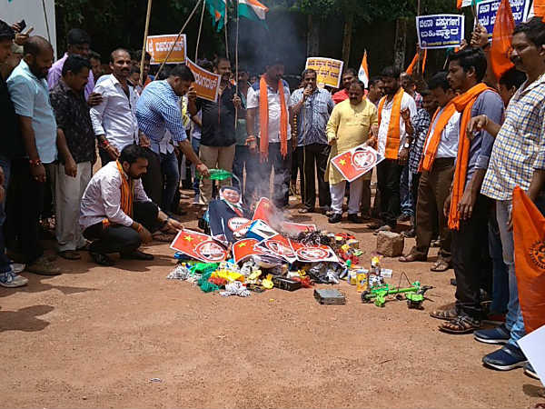 ಚೀನಾ ನಿರ್ಮಿತ ವಸ್ತುಗಳ ಬಹಿಷ್ಕಾರಿಸಿ ಚೀನಾ ನಿರ್ಮಿತ ವಸ್ತುಗಳ ಬಹಿಷ್ಕಾರಿಸಿ