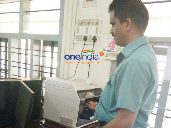 ಬಸ್ ಮೂಲಕ ಒಬ್ಬರೇ ಬರುತ್ತಾರೆ ಬಸ್ ಮೂಲಕ ಒಬ್ಬರೇ ಬರುತ್ತಾರೆ