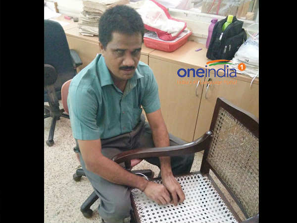 ವಾಟ್ಸಪ್ ಬಳಸುವ ಪ್ರಮೋದ್ ವಾಟ್ಸಪ್ ಬಳಸುವ ಪ್ರಮೋದ್