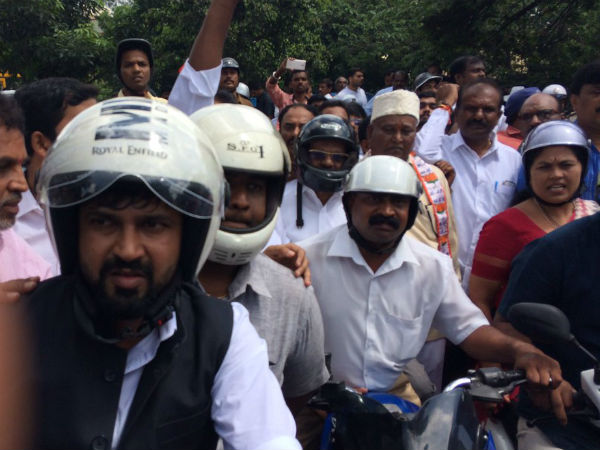 ಸಾರ್ವಜನಿಕರಿಗೂ ಬೇಕಿಲ್ಲ ಸಾರ್ವಜನಿಕರಿಗೂ ಬೇಕಿಲ್ಲ