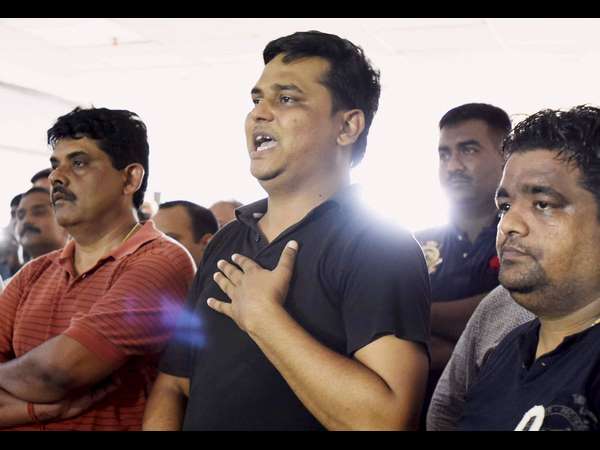 ಗದ್ಗದಿತರಾದ ತಂದೆ