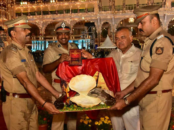 Yaduveer Urs and Trishika Kumari watch Police band in Mysuru Dasara