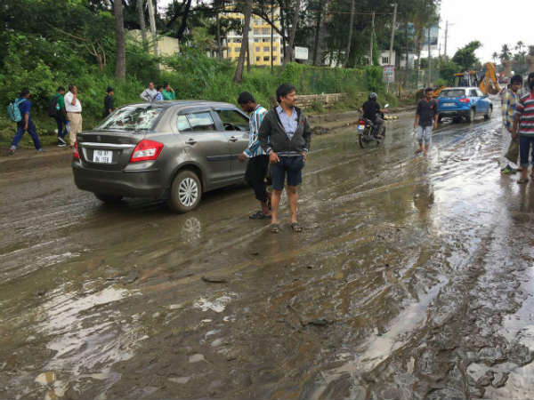  ರಸ್ತೆ ತುಂಬಾ ಮಣ್ಣು