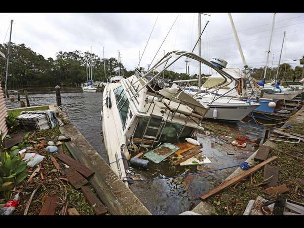 ಚಂಡಮಾರುತಕ್ಕೆ ಸಿಲುಕಿದ ದೋಣಿ