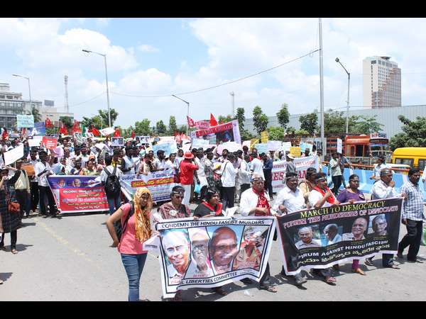  ರೈಲ್ವೇ ನಿಲ್ದಾಣದಿಂದ ನಡೆದು ಬಂದ ಕಾರ್ಯಕರ್ತರು