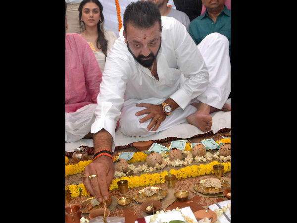 ಸುನೀಲ್ ದತ್- ನರ್ಗೀಸ್ ಗೆ ಪಿಂಡ ಪ್ರದಾನ ಸುನೀಲ್ ದತ್- ನರ್ಗೀಸ್ ಗೆ ಪಿಂಡ ಪ್ರದಾನ