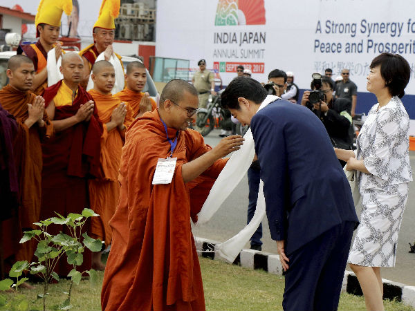 ಬೌದ್ಧಭಿಕ್ಷುಗಳಿಂದ ಸ್ವಾಗತ ಬೌದ್ಧಭಿಕ್ಷುಗಳಿಂದ ಸ್ವಾಗತ