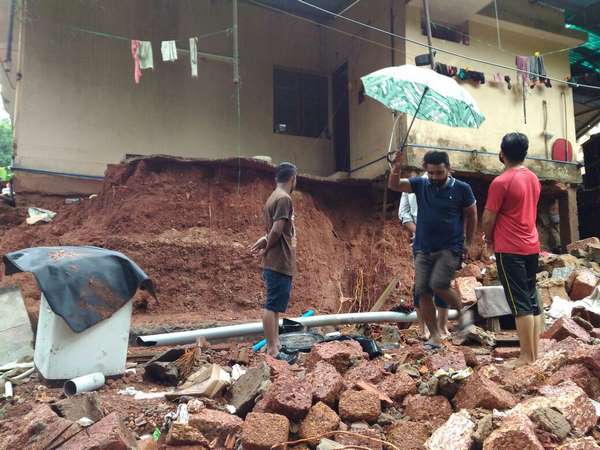 ಬಹುಮಹಡಿ ಕಟ್ಟಡದ ತಡೆಗೋಡೆ ಕುಸಿತ