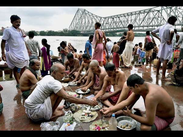 ಹೌರಾ ಸೇತುವೆ ಬಳಿ ಪಿಂಡ ಪ್ರದಾನ ಹೌರಾ ಸೇತುವೆ ಬಳಿ ಪಿಂಡ ಪ್ರದಾನ