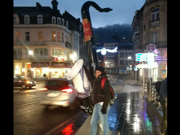 ಸೇತುವೆ ಮೇಲೆಲ್ಲಾ ಸಾಕ್ಸೋಫೋನ್ ಪ್ರತಿಕೃತಿ