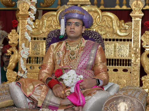 ರಾಜ ಪೋಷಾಕು ಧರಿಸಿದ್ದ ಯದುವೀರ್