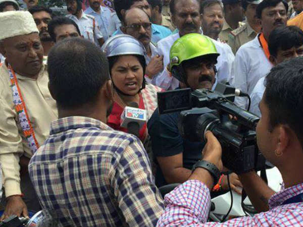 Mangaluru Chalo: Shobha Karandlaje injures while detaining in Freedom Park