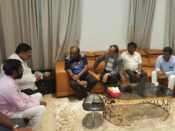  BBMP mayoral polls : Kumaraswamy meets BBMP corporators