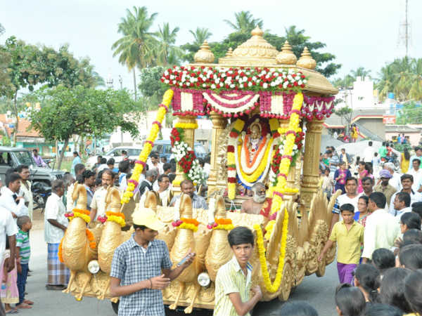 ರಾಜಬೀದಿಯಲ್ಲಿ ಮೆರವಣಿಗೆ