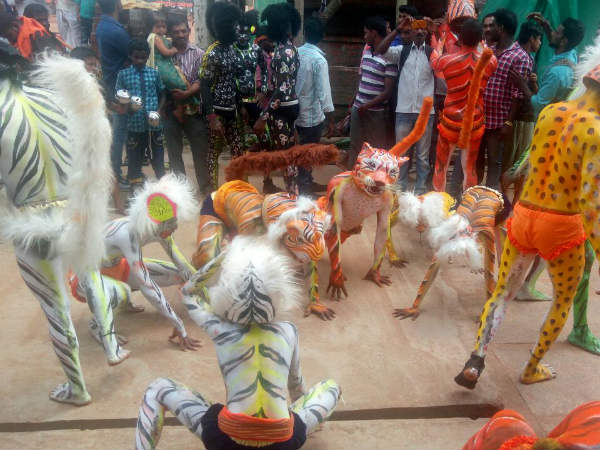 ಹರಕೆ ತೀರಿಸುವ ಭಕ್ತರು