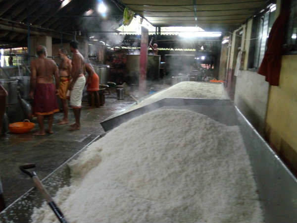 ಕಟೀಲು ಯಕ್ಷಗಾನದ 6 ಮೇಳಗಳಿಗೆ ವರ್ಷಕ್ಕೆ 1500 ಸೀರೆ