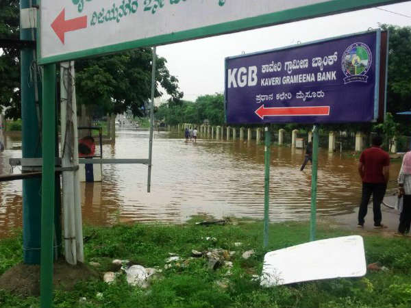 ರಸ್ತೆಗಳಲ್ಲೆಲ್ಲಾ ನೀರು 