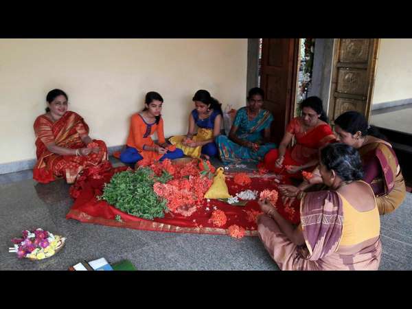 ಸರಳರಾಗಿ ಕಂಡ ಸಚಿವರ ಪತ್ನಿ 