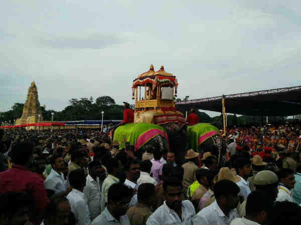 Arjun Janya embarrased by his fans and other Off beat stories of Mysuru Dasara 2017