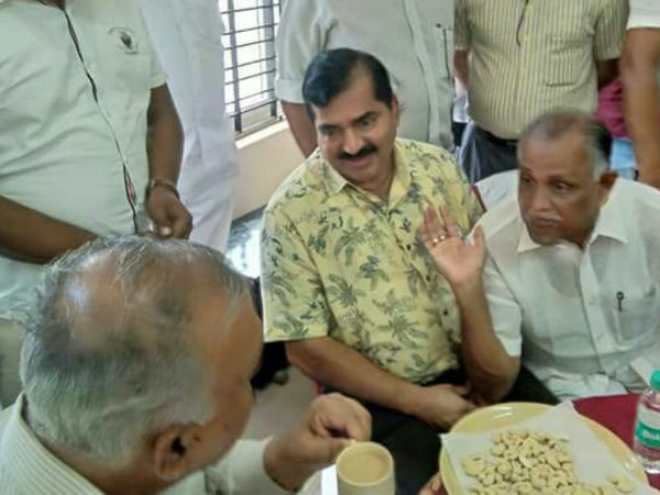 Home Ministers chit chat with Mohan Alva photo goes viral on social media with negative vibes Home Ministers chit chat with Mohan Alva photo goes viral on social media with negative vibes