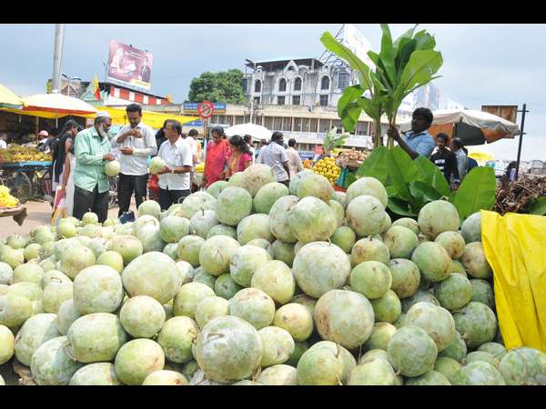 Shivamogga Dasara: Demand for fruits and flowers