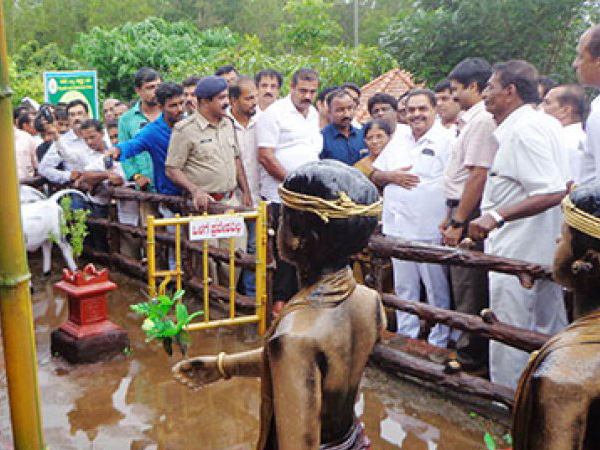 Minister Ramanath Rai visits Deyi Baideti house at Puttur
