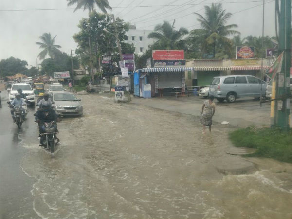 Heavy rain in Bengaluru, traffic jam in many place Heavy rain in Bengaluru, traffic jam in many place