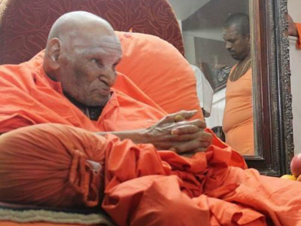 Doctors treat Siddaganga Sri in Tumkur as he fell sudden hill