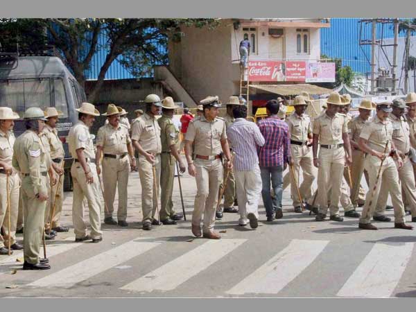 19.26 lakh cops in India: 56,944 protect 20,828 VIPs 19.26 lakh cops in India: 56,944 protect 20,828 VIPs