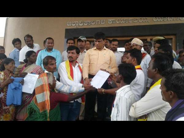Fraud: Yadagiri police trying to arrest a lady