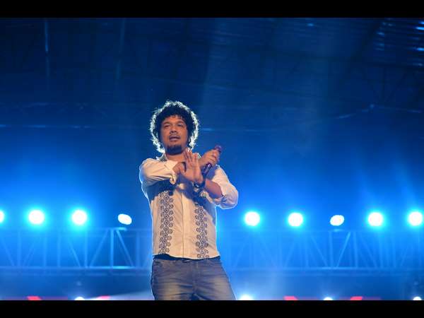 Cock studio attracts youths in Mysuru Yuva Dasara