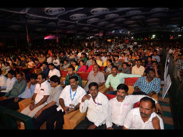 Cock studio attracts youths in Mysuru Yuva Dasara