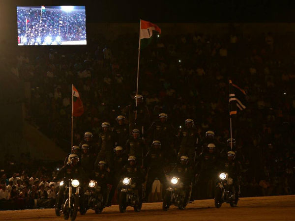 ಒಂದೇ ಬೈಕ್ ನಲ್ಲಿ ಹಲವರ ಪ್ರಯಾಣ