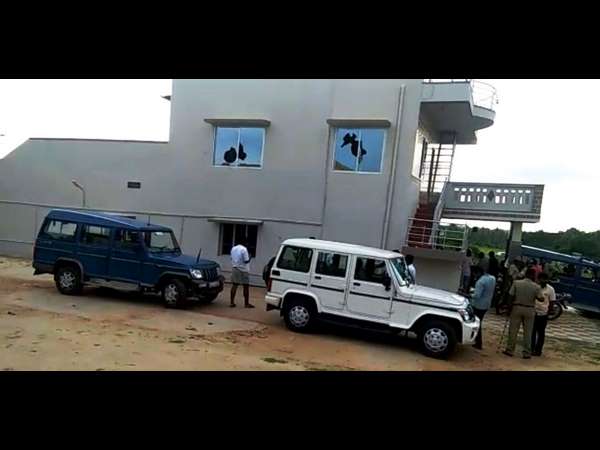 ಪರ ವಿರೋಧ ಗುಂಪುಗಳ ಘರ್ಷಣೆ ಪರ ವಿರೋಧ ಗುಂಪುಗಳ ಘರ್ಷಣೆ