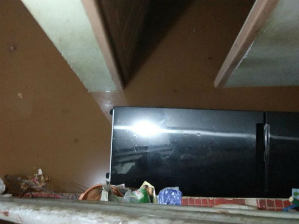 ನೆಲದ ಮೇಲೆ ಬಿದ್ದ ರೆಫ್ರಿಜರೇಟರ್ ನೆಲದ ಮೇಲೆ ಬಿದ್ದ ರೆಫ್ರಿಜರೇಟರ್