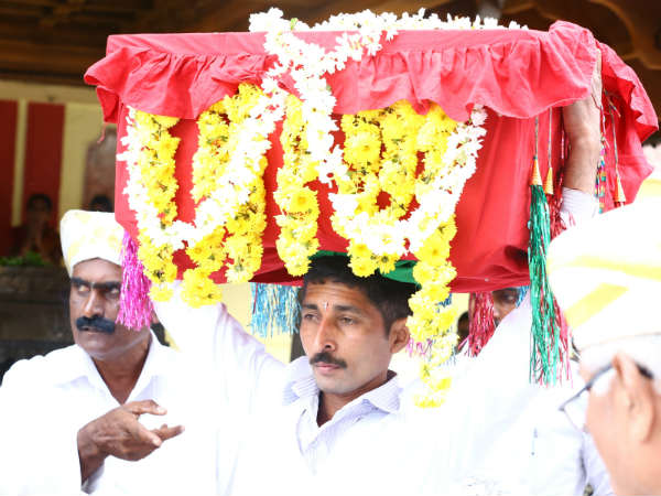 ರಾಮಕೃಷ್ಣಾಚಾರ್ ನೇತೃತ್ವದಲ್ಲಿ ಪೂಜಾ ಕೈಂಕರ್ಯ ರಾಮಕೃಷ್ಣಾಚಾರ್ ನೇತೃತ್ವದಲ್ಲಿ ಪೂಜಾ ಕೈಂಕರ್ಯ