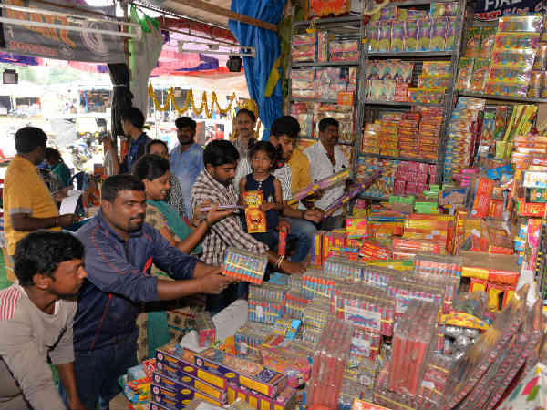 ಇತ್ತ ಪಟಾಕಿತ್ತಲೂ ಸುಳಿಯದ ಜನರು ಇತ್ತ ಪಟಾಕಿತ್ತಲೂ ಸುಳಿಯದ ಜನರು