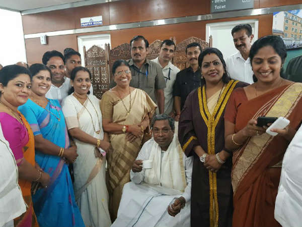 ವಿಮಾನ ನಿಲ್ದಾಣದಲ್ಲಿ ಸ್ವಾಗತ