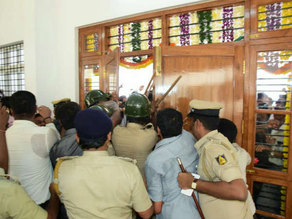 ಮುರಿದು ಬಿದ್ದ ಮಿನಿ ವಿಧಾನಸೌಧದ ಬಾಗಿಲು