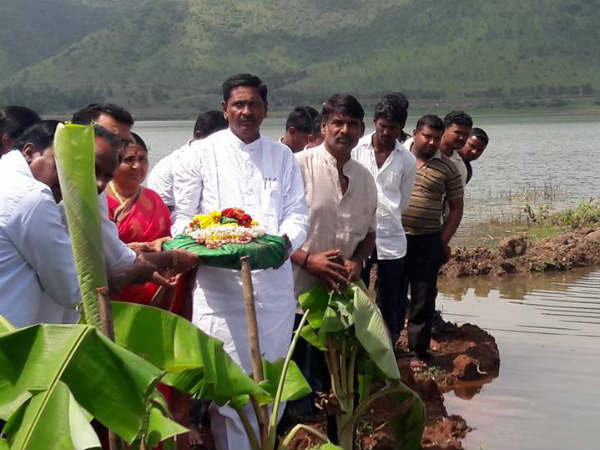Bagina offered to Shanti Sagar lake, Davanagere Bagina offered to Shanti Sagar lake, Davanagere