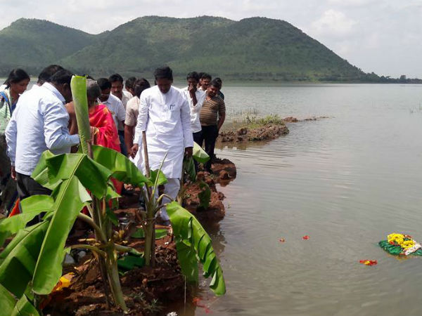 Bagina offered to Shanti Sagar lake, Davanagere Bagina offered to Shanti Sagar lake, Davanagere