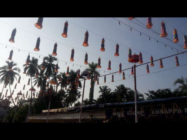 ನಿರೀಕ್ಷೆಯಿಂದ ಕಾಯುತ್ತಿರುವ ಜನ