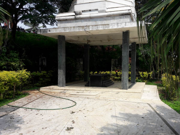 ಸಮಾಧಿಗೊಂದು ಹೂಗುಚ್ಛವಿಲ್ಲ