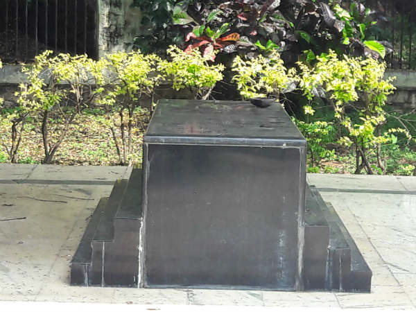 ಉಳಿದಿರುವ ಸಮಾಧಿಗೂ ಮರ್ಯಾದೆ ಇಲ್ಲವೇ?