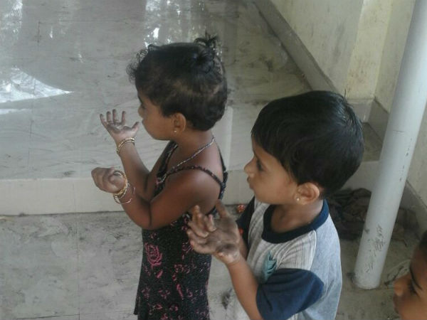 ಹಾರುಬೂದಿಯಲ್ಲಿ ಮಕ್ಕಳ ಆಟ