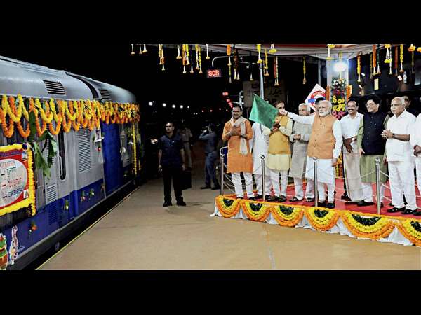 ಬೀದರ್- ಕಲಬುರ್ಗಿ ರೈಲಿಗೆ ಬಾವುಟ ಬೀದರ್- ಕಲಬುರ್ಗಿ ರೈಲಿಗೆ ಬಾವುಟ